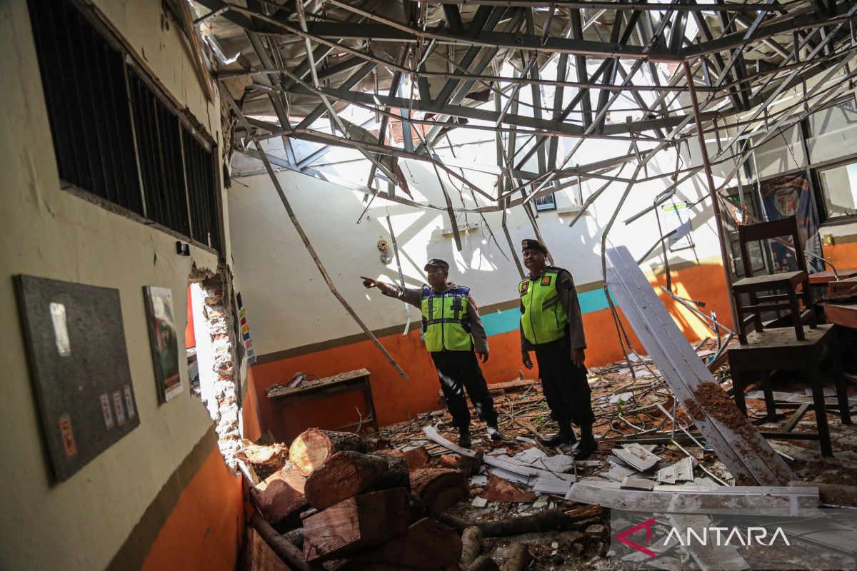 Five Classrooms Damaged After Tree Falls on Semarang Primary School