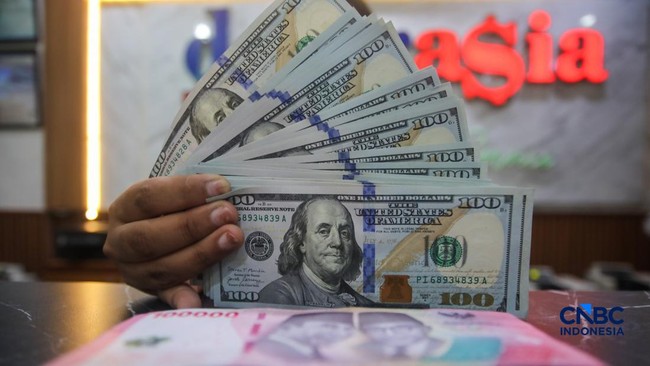 Indonesia's Wealthy Increasingly Hoard US Dollars Amid Rupiah Weakness