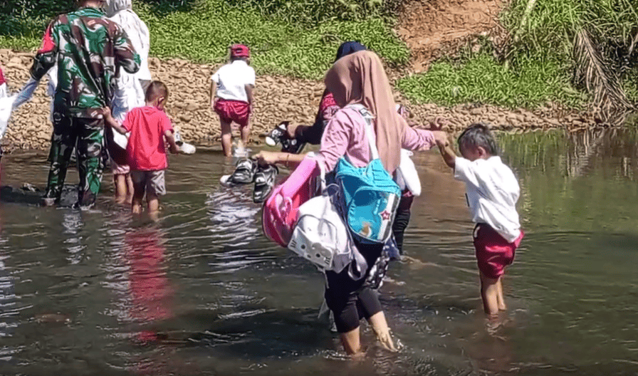 Students in Pandeglang Remove Shoes to Cross River After Bridge Collapses