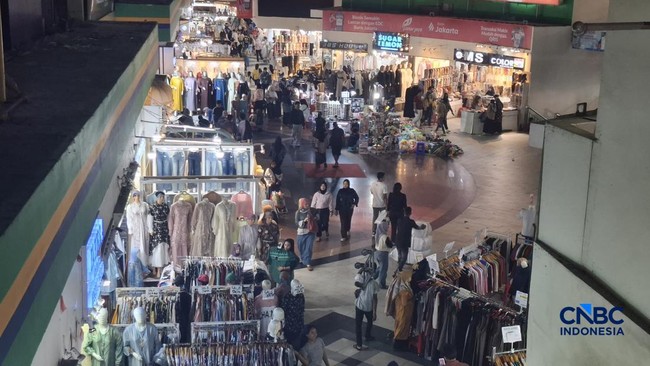 Savings Dwindle, Indonesians Increasingly Rely on Credit Cards and Paylater for Spending