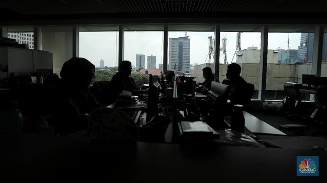 Savings Depleting, Spending Reliant on Loans: Do Indonesians Need a Pay Rise?