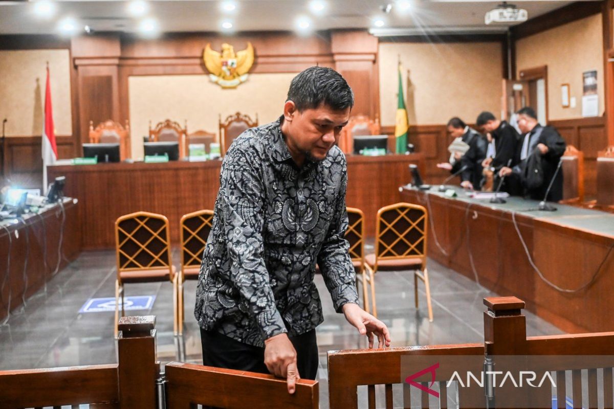 Prosecutors charge former Customs official with accepting gratuities from Blueray Cargo