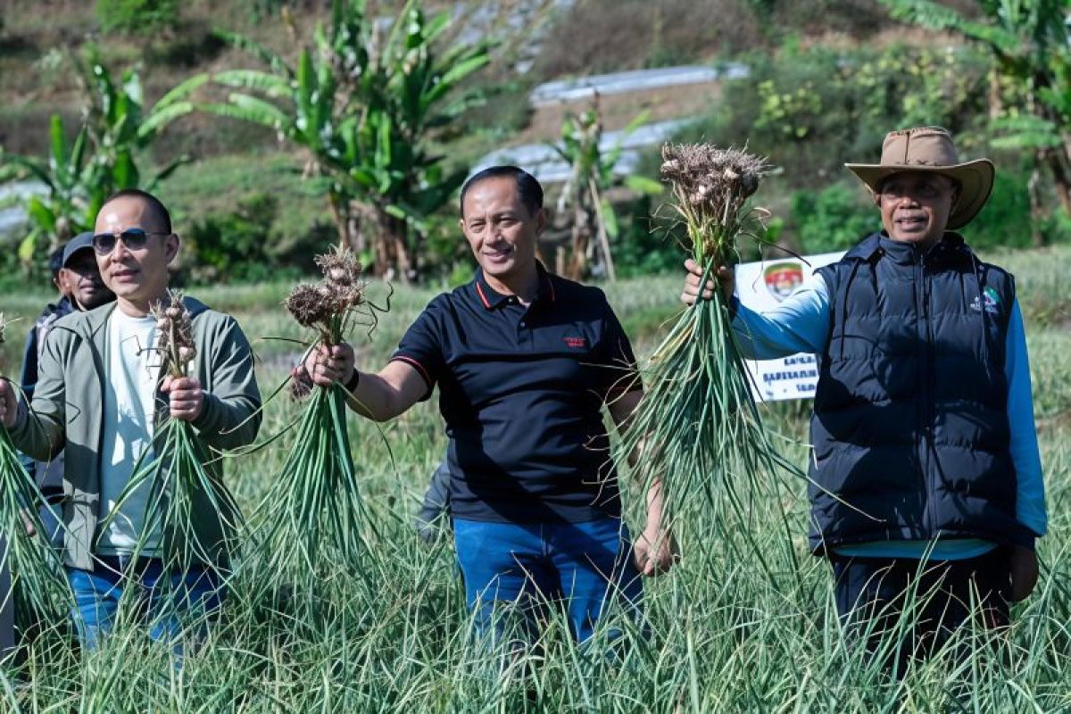 National Police Support Food Self-Sufficiency Through Garlic Cultivation in Sembalun
