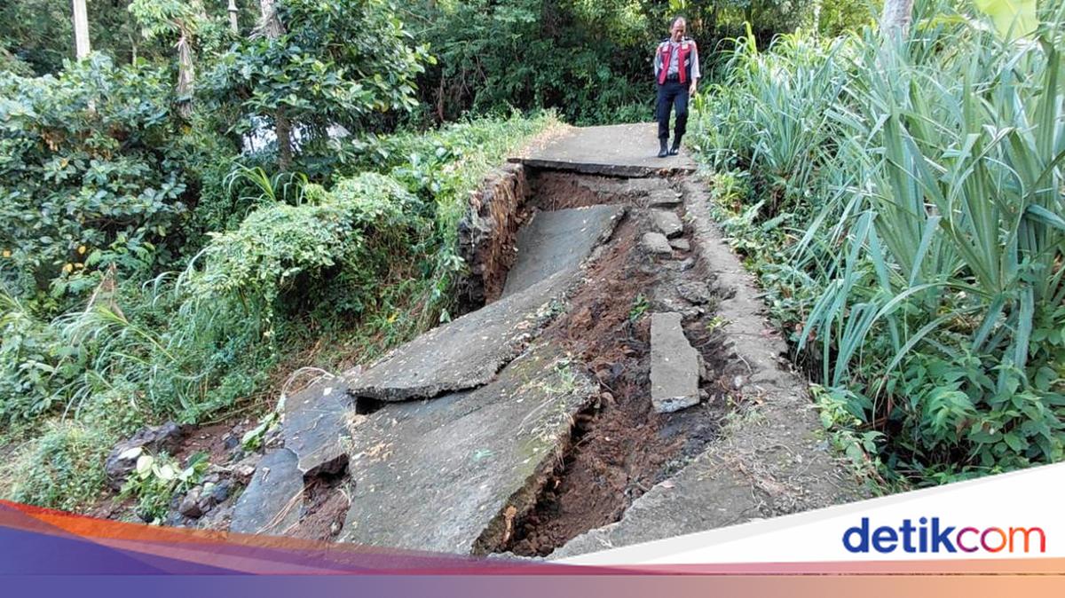 River in Klungkung Overflows, Cuts Off Road and Affects 20 Families