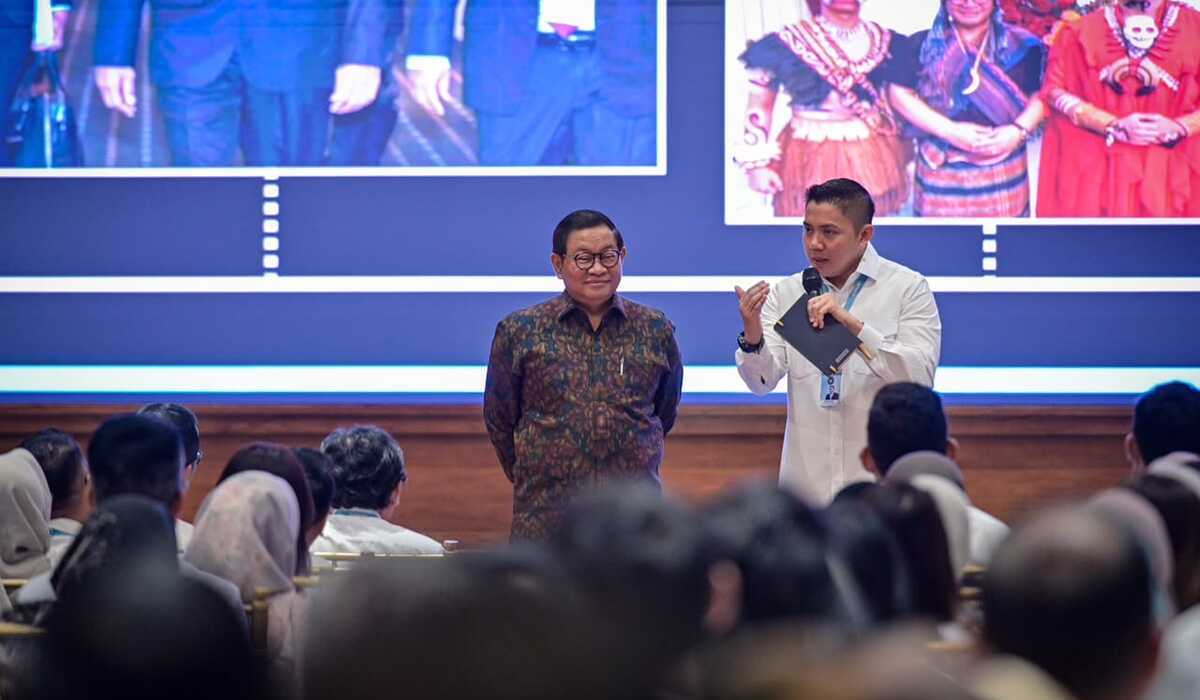 Pramono Visits Setkab Office, Teddy Recalls Days as a File Courier