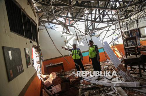 Fallen Tree Damages Five Classrooms at SDN Sendangmulyo 3 Semarang