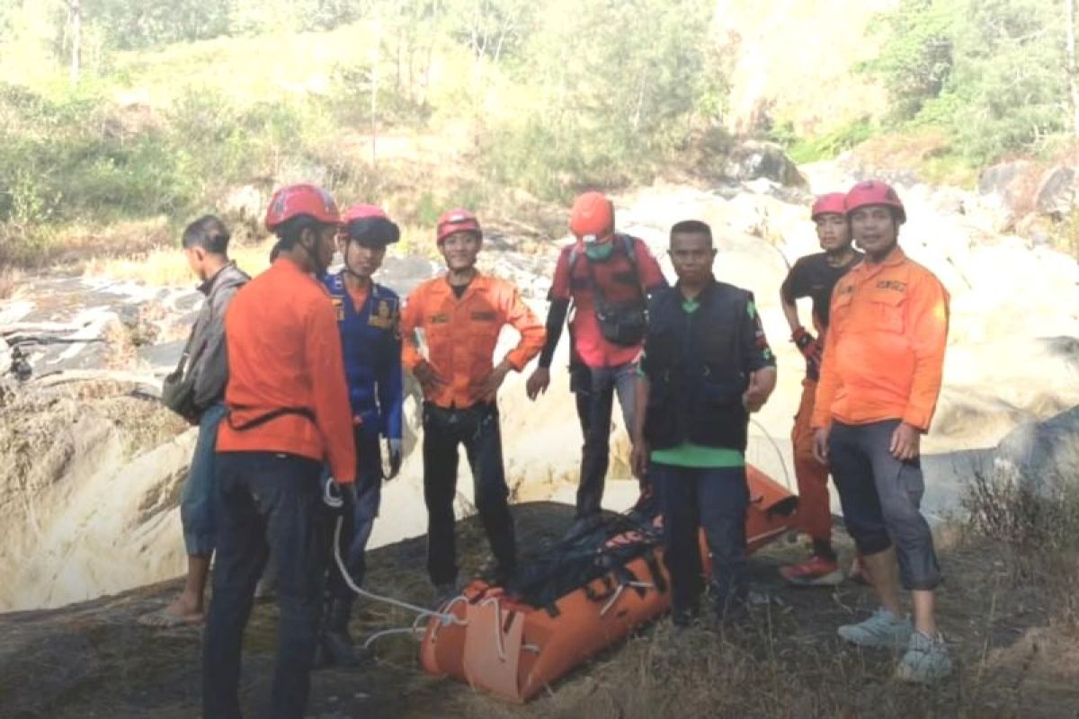 Joint SAR team evacuates fallen ritual climber on Mount Rinjani