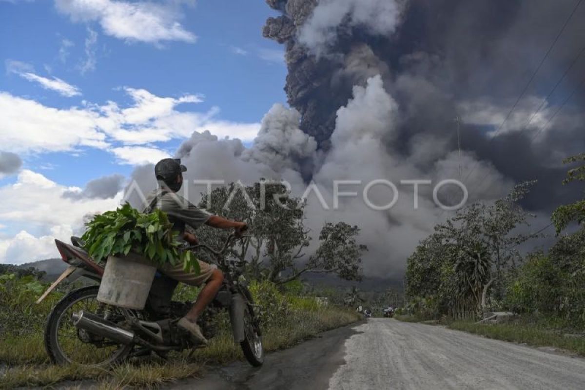 Mount Lewotobi Laki-Laki Erupts, Spewing Ash 1,000 Metres High