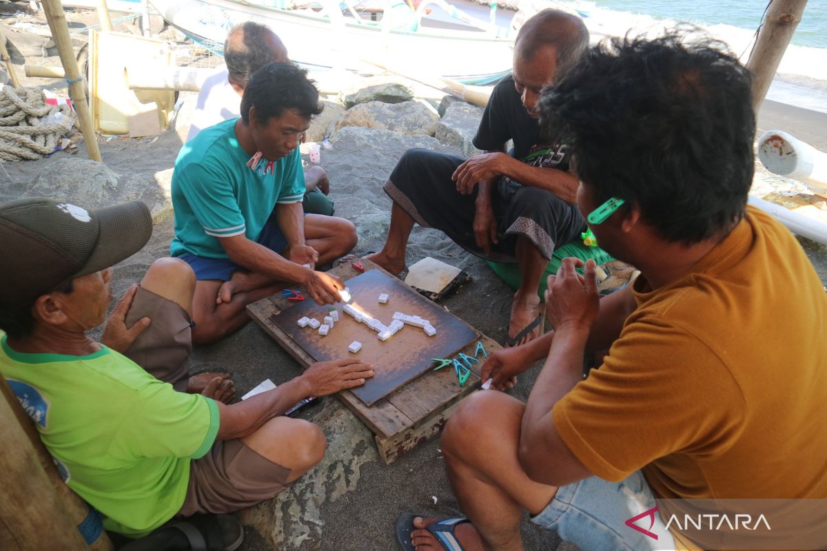Climate change disrupts local fishermen's activities in Mataram