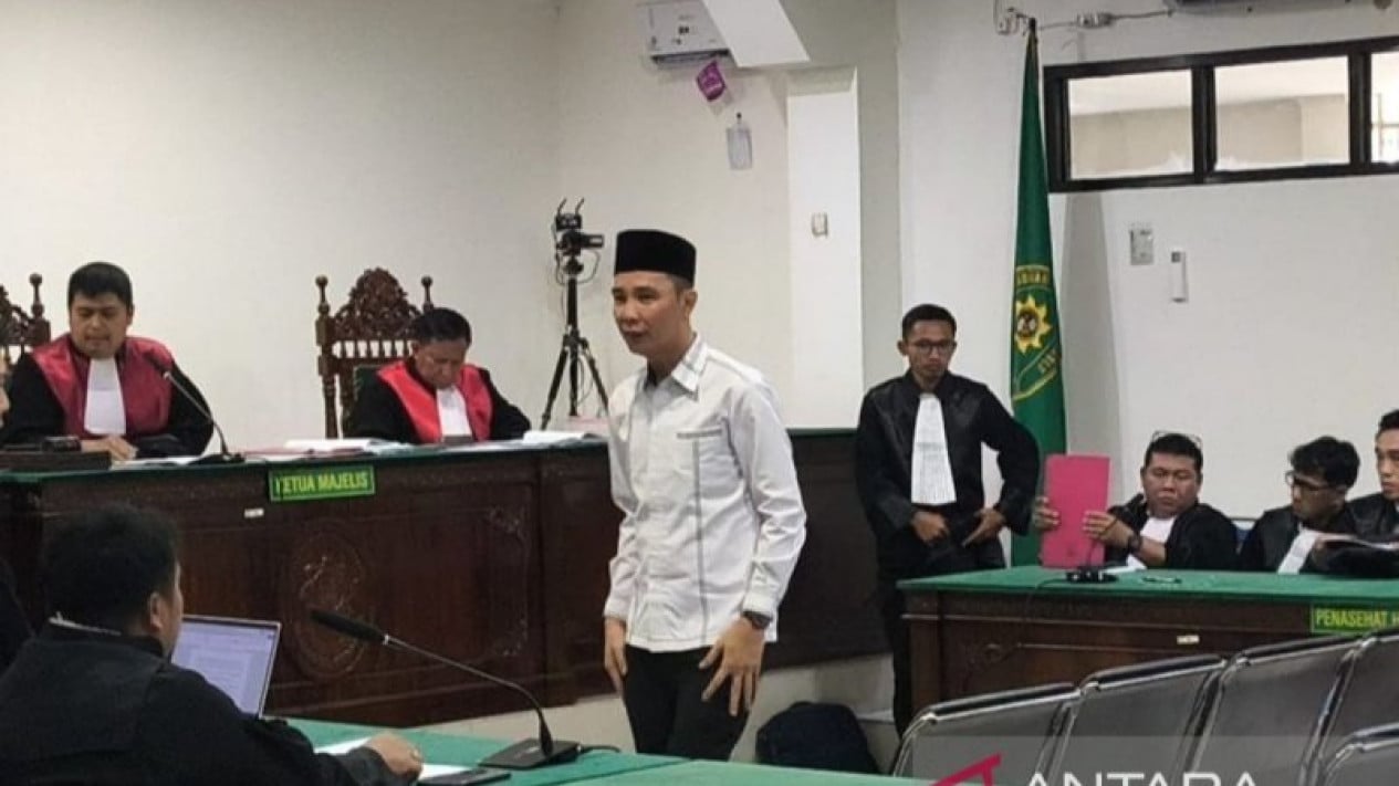 Suspended Rejang Lebong Regent Indicted for Accepting Rp2.52 Billion and an iPhone 17 Pro Max