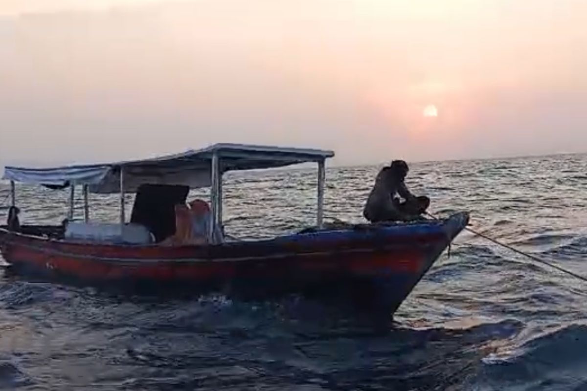 Fire and Rescue Service Evacuates Boat with Engine Failure Near Tidung Island