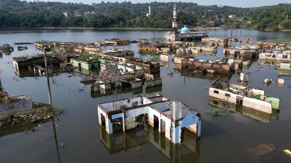 Submerged Village in Lebak Re-emerges Due to Drought