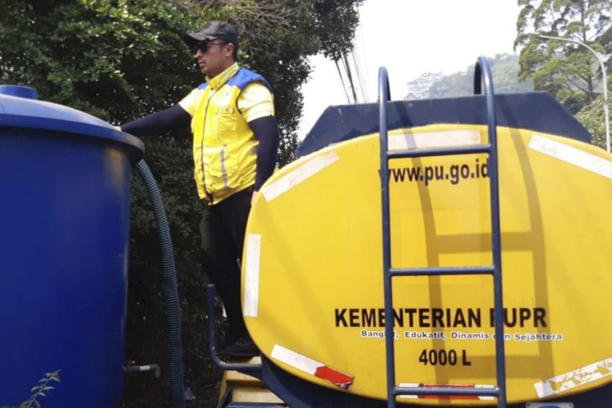 Public Works Ministry Distributes Clean Water to Drought-Hit Cimahi