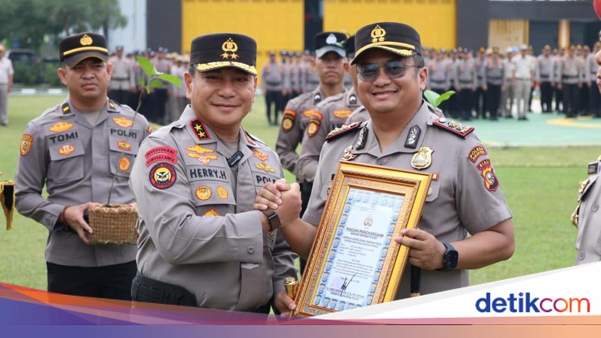 Riau Police Chief Awards 133 Personnel for Achievements Including Drug and Mangrove Cases