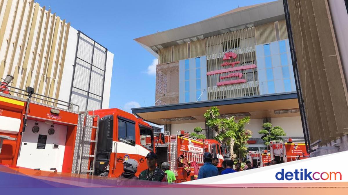 Fire Erupts at Hospital Construction Project in Denpasar, Workers Briefly Trapped