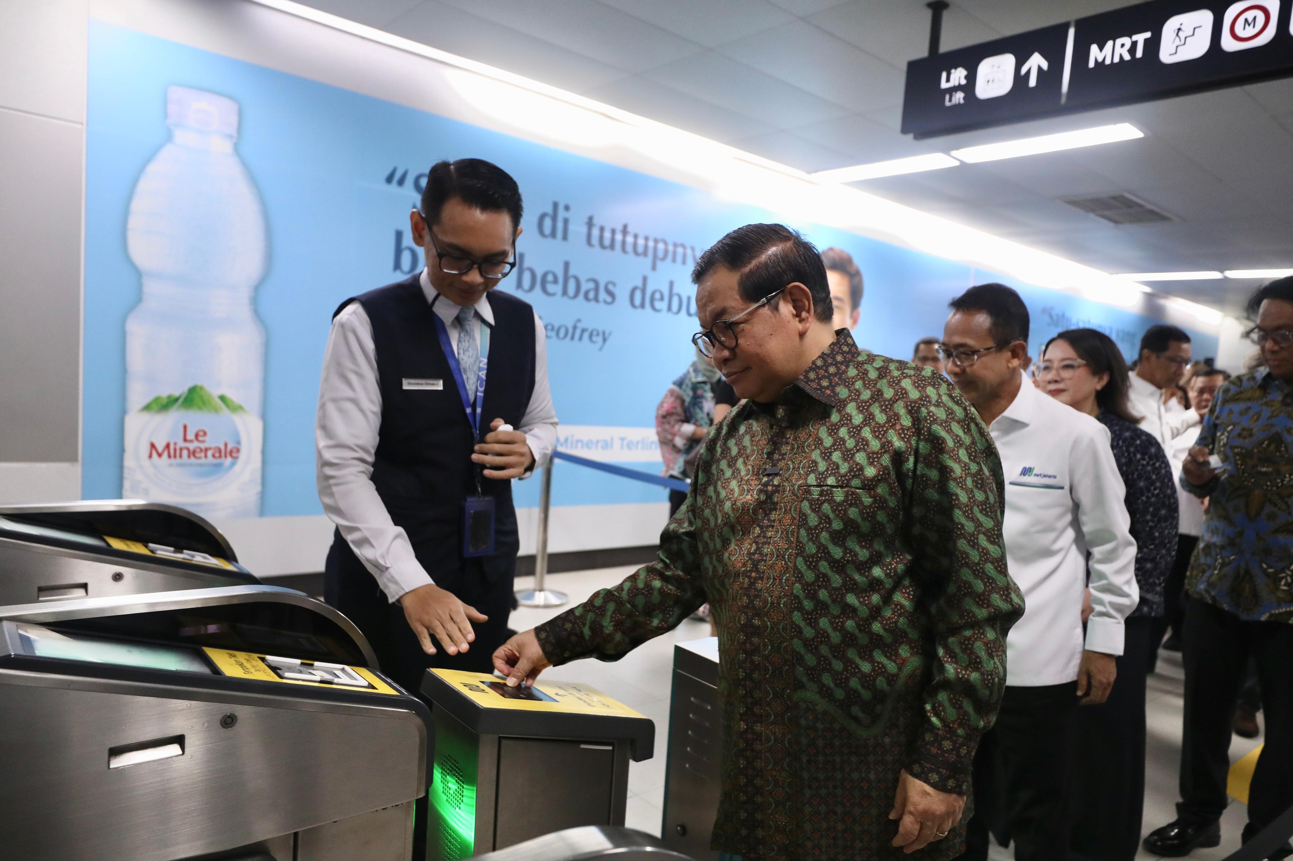 First in Indonesia! MRT Jakarta Riders Can Now Tap Credit Cards Directly
