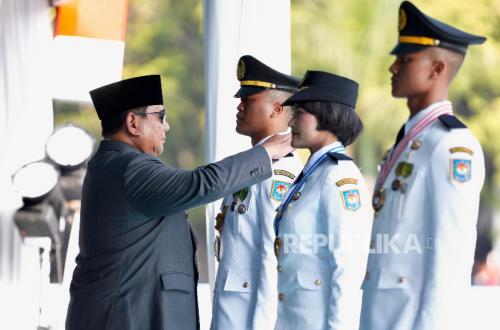 Prabowo Praises Meritocracy as Workers' and Farmers' Children Become Top IPDN Graduates