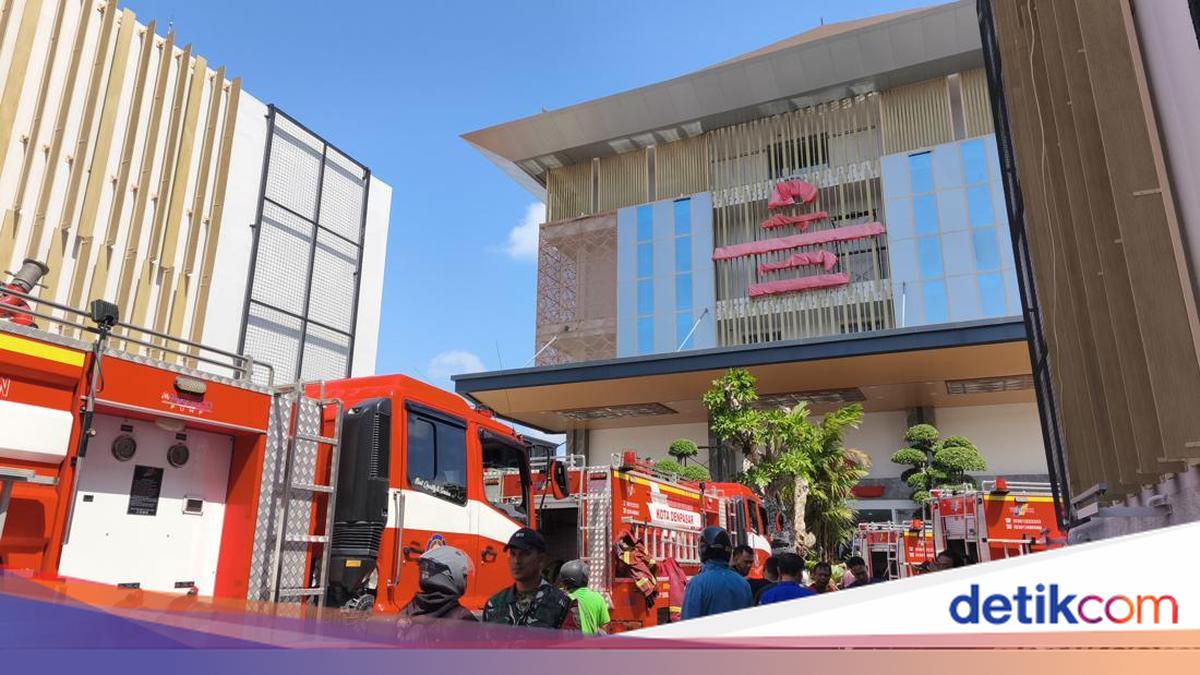 Four Workers Evacuated from Hospital Project Fire in Denpasar, Two Briefly Unconscious