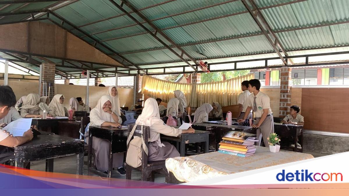 Classrooms Near Collapse, 360 SMAN 1 Gunungsari Students Study Outdoors