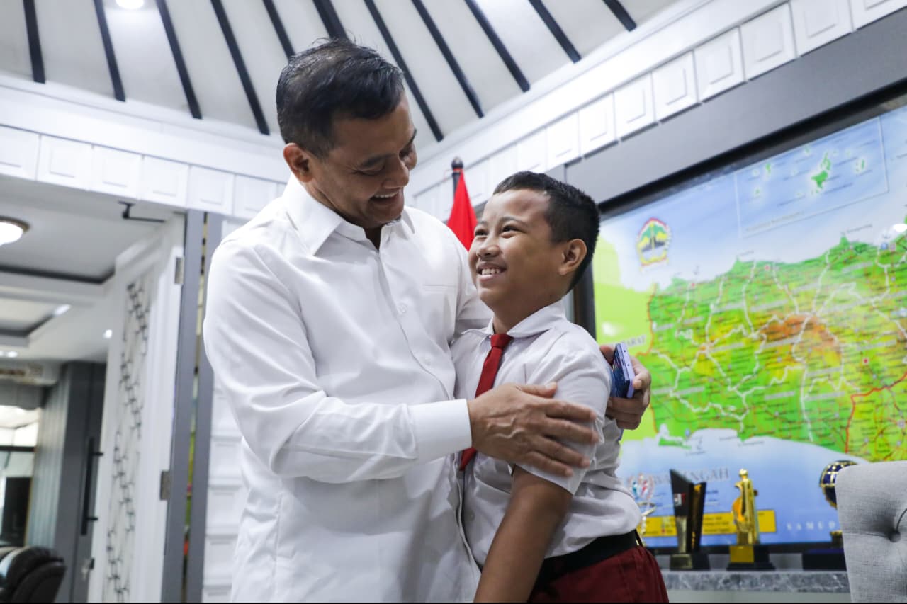 Making Central Java Proud, Primary School Student with NASA Recognition Gets Laptop from Ahmad Luthfi