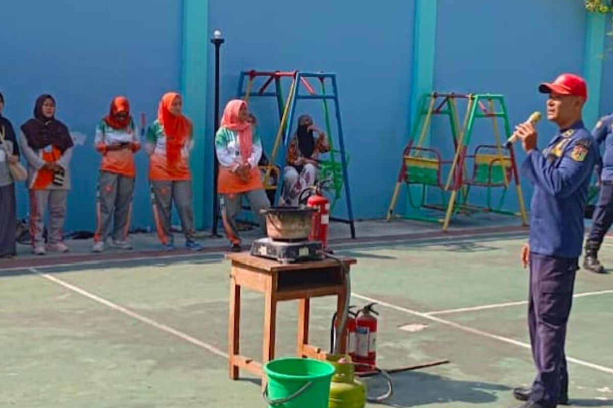 North Jakarta and Thousand Islands Fire Service Educates Students on Fire Preparedness