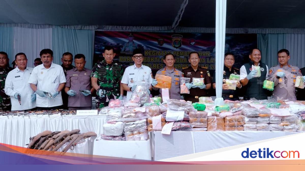 Lampung Police Destroy Narcotics and Illegal Firearms Evidence