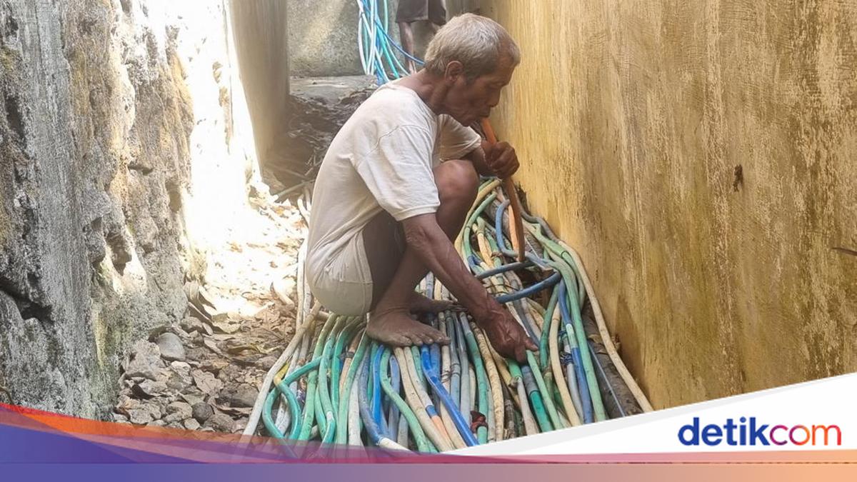 Kalidadap Residents in Bantul Take Turns Siphoning Water from Wonosari Spring