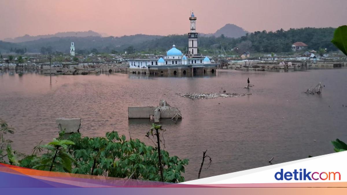 Mosque in 'Lost Village' of Karian Dam Remains Intact as Water Recedes