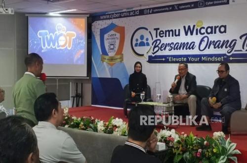 Cyber University Introduces 3+1 CLP to New Students' Parents