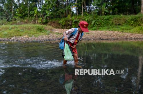 Pandeglang Primary School Students Risk Crossing River to Get to School