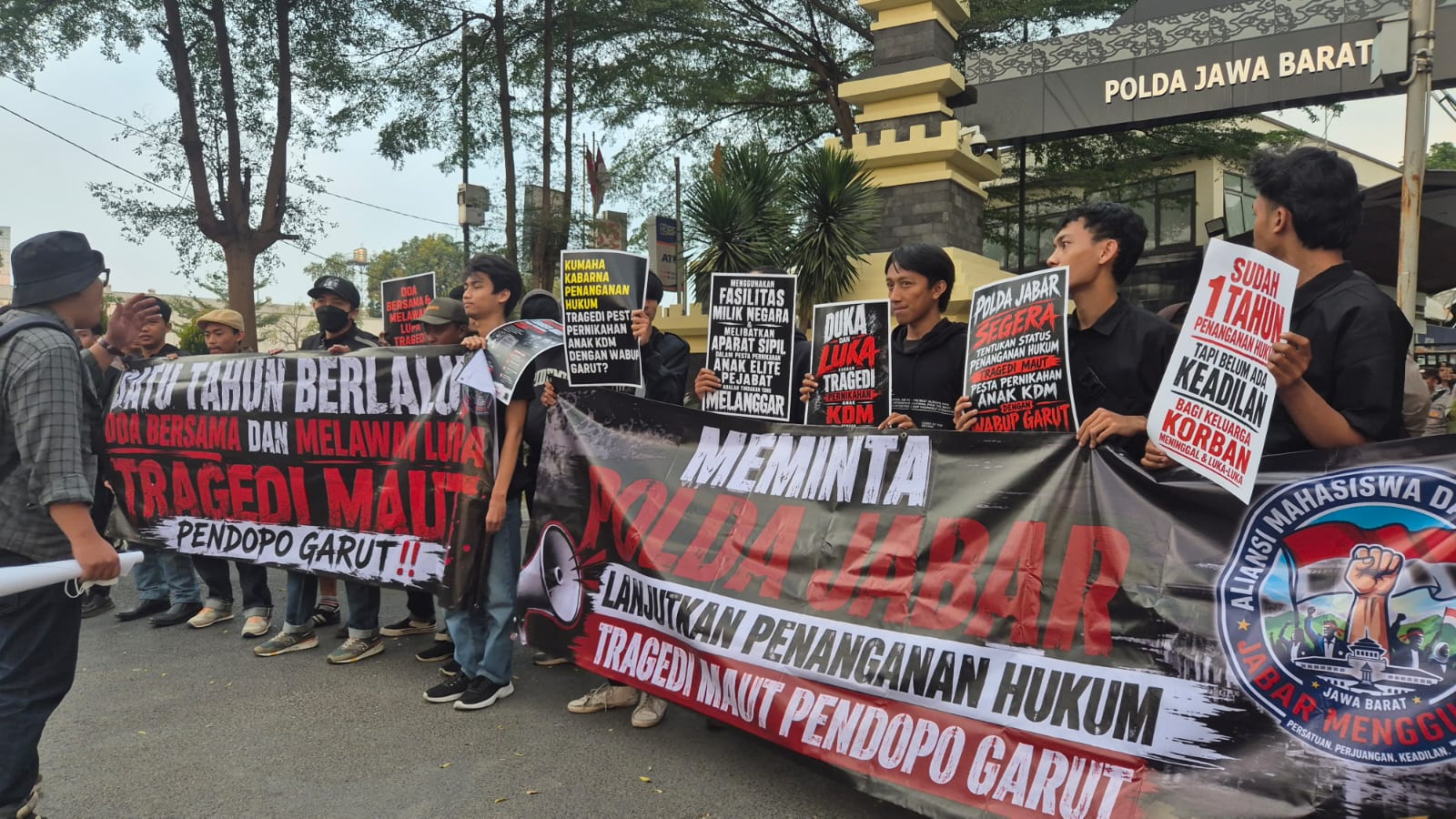 One Year After Garut Pendopo Tragedy, Students Urge West Java Police to Conclude Case
