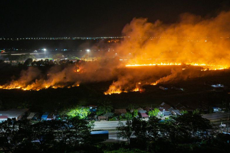 South Sumatra BPBD Deploys Four Water-Bombing Helicopters to Tackle Banyuasin Forest Fires