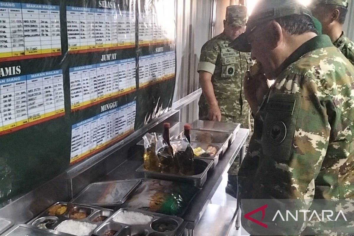 Defence Minister Samples Fried Tofu at Battalion Kitchen to Ensure Troop Meal Quality