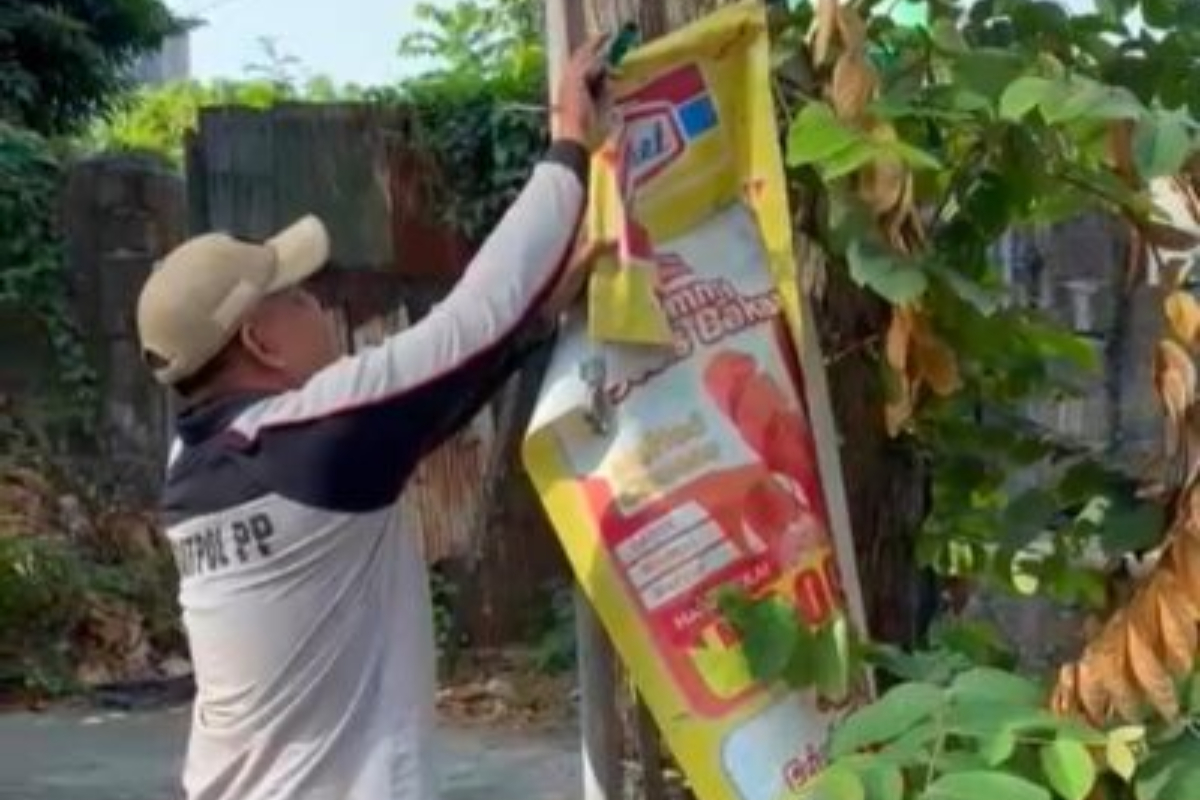 Denpasar Satpol PP Removes 200 Billboards, Banners, and Signs from Public Facilities