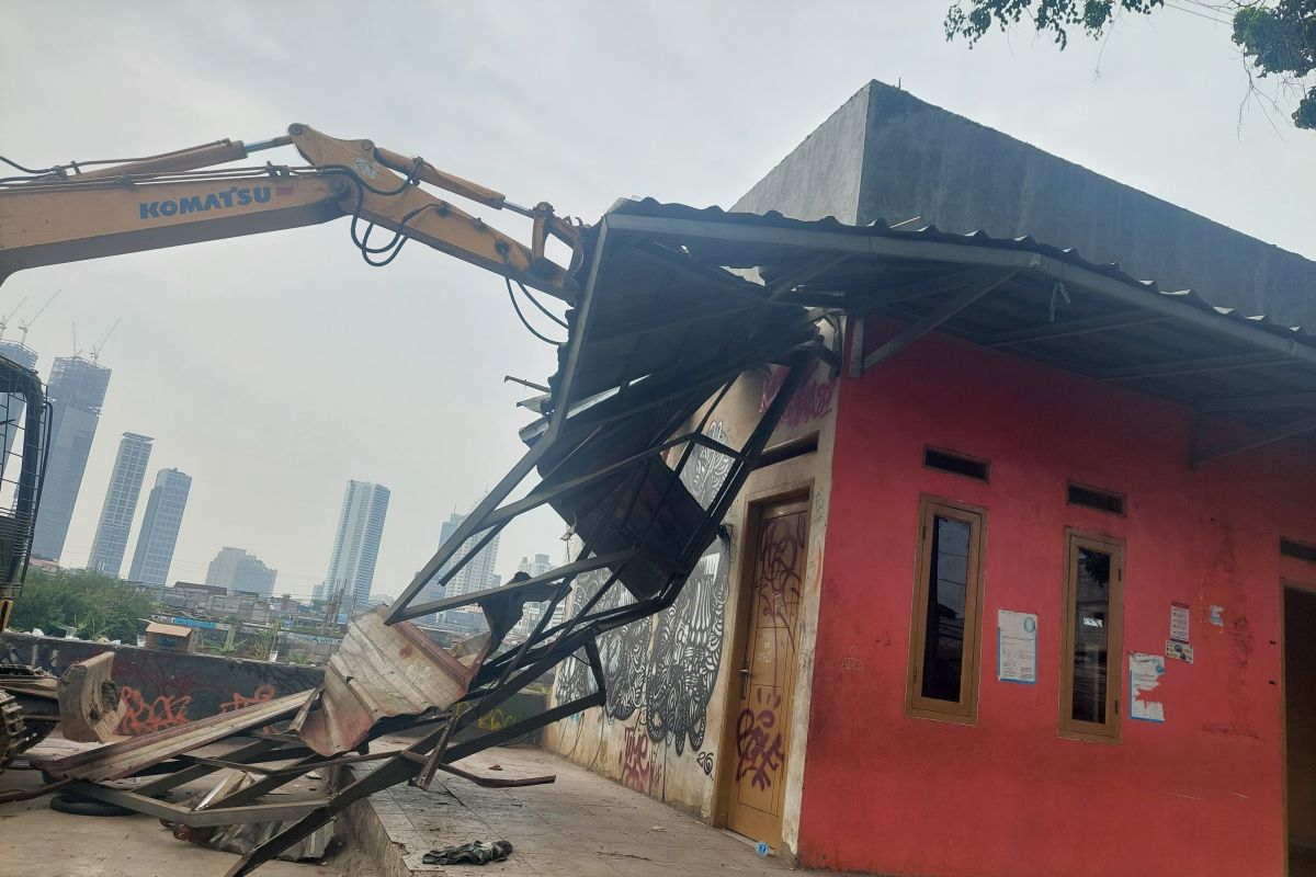 Central Jakarta dismantles 61 illegal structures to restore Sentiong River banks
