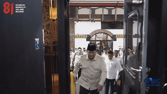 Prabowo Rides Indonesian-Made 'Orient Express' Train to Batang