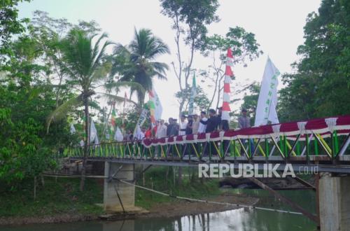 BAZNAS Channels Alfamart Consumer Spare Change into Bridge Construction in Sukabumi