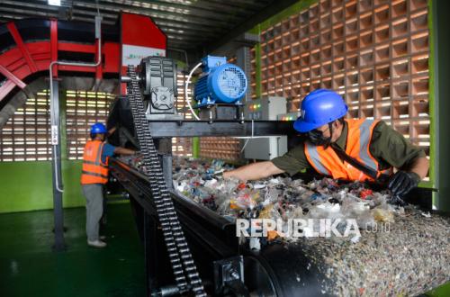 Efforts to Reduce Jakarta's Waste Pile Through Menteng Atas TPS3R