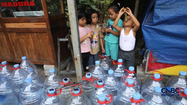 Depok Faces Drought, Residents Queue with Jugs for Clean Water