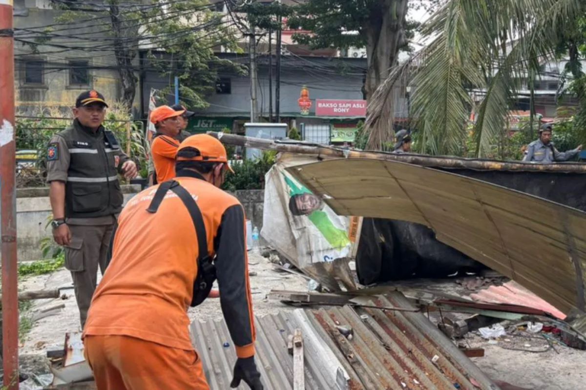 Jakarta Flood Control: 61 Illegal Buildings Along Kali Sentiong Demolished