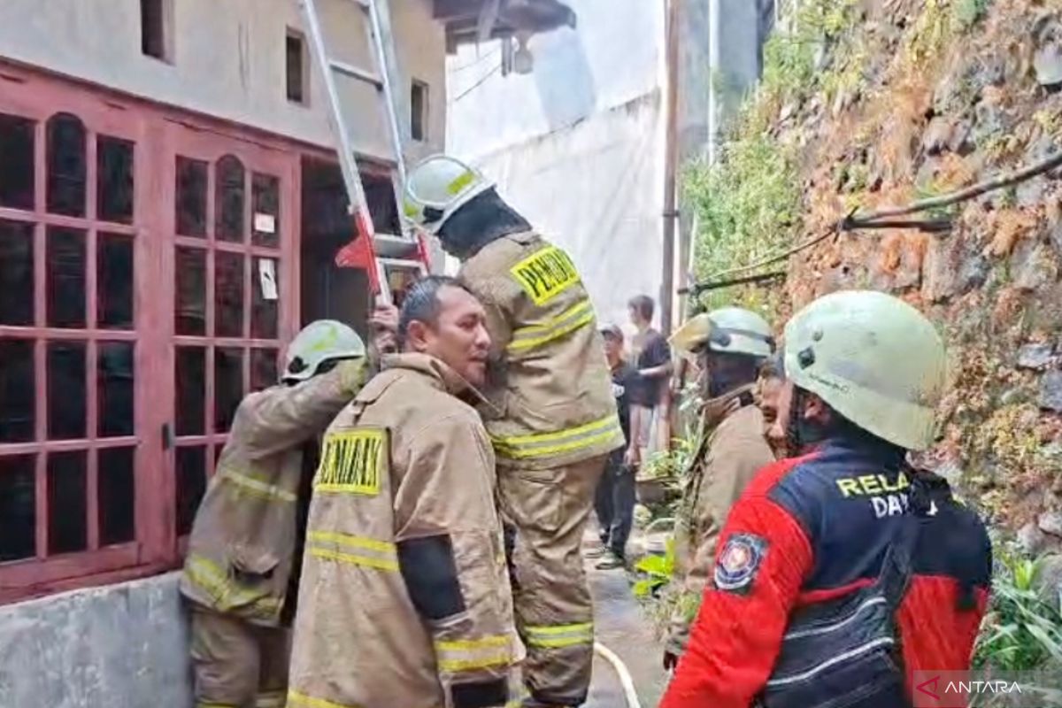 East Jakarta Fire Service Extinguishes House Fire in Cibubur