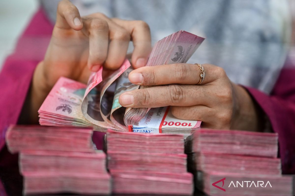 Rupiah weakens as high oil prices persist