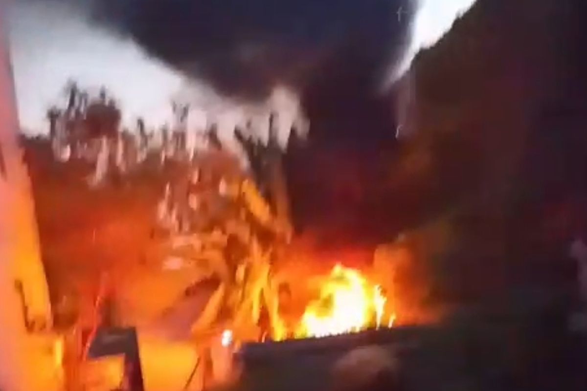 25 Personnel Deployed to Extinguish Rubbish Heap Fire in Tambora