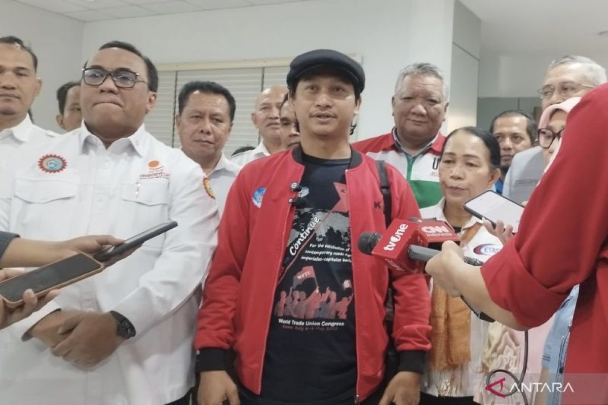 Workers Rally at Parliament, Propose One-Year Limit on Contract Employment