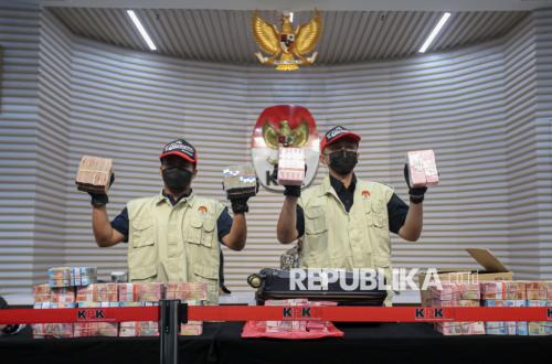 KPK Arrests Pemalang Regent, Seizes Rp2.7 Billion in Sting Operation