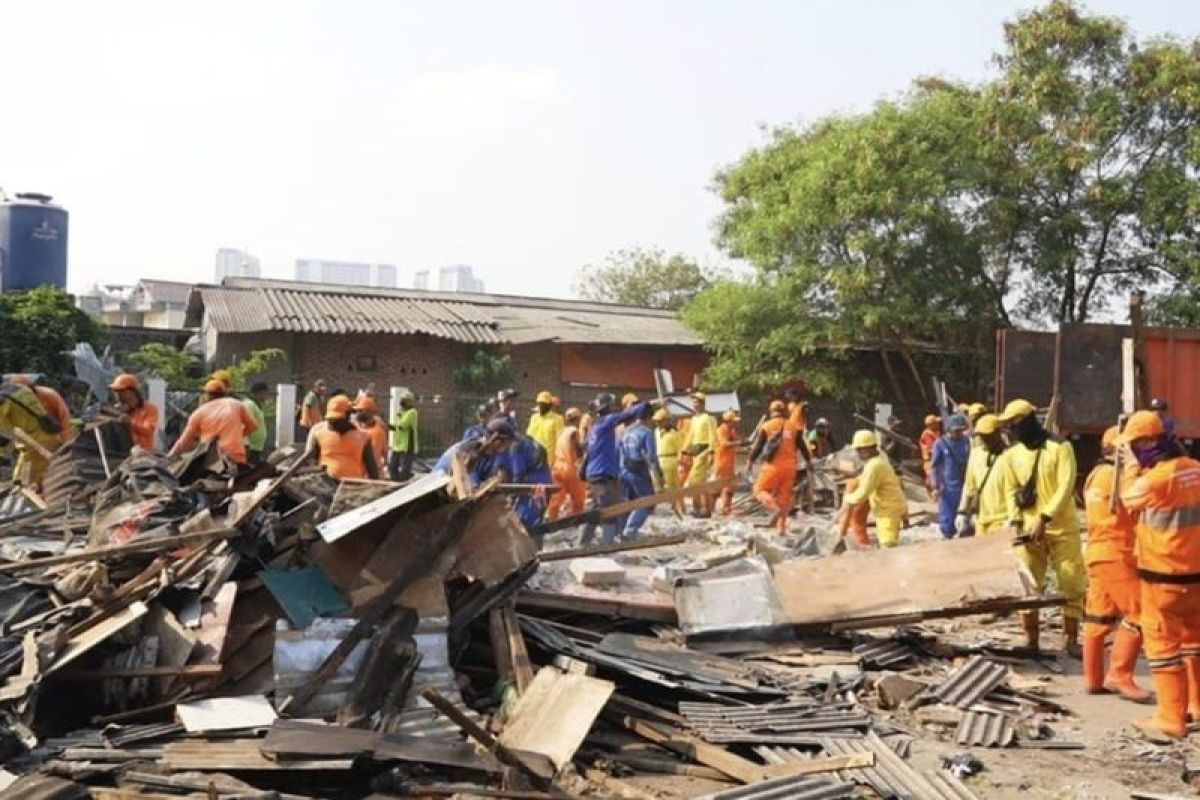 West Jakarta City Administration Demolishes 20 Semi-Permanent Structures in Cengkareng