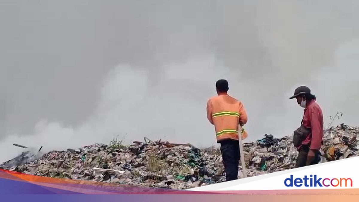 Dengung Landfill in Lebak Catches Fire, Suspected from Grass Burning