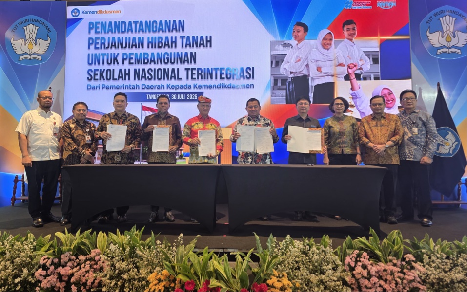 Penajam Paser Utara Hands Over Land for National Integrated School Construction to Education Ministry