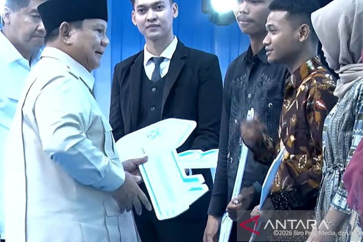 President Prabowo asks officials to stop mobilizing crowds for his visits