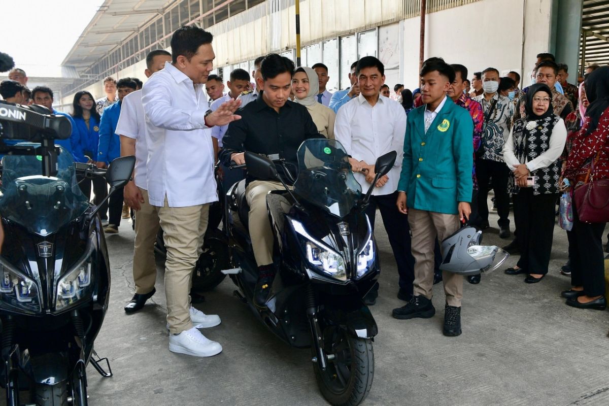 Gibran Urges Collaboration Between Schools and Industry to Support EV Ecosystem